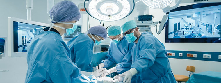 Medical team performing a surgical operation in a bright, modern operating room
Medizinisches Team bei der Durchführung eines chirurgischen Eingriffs in einem hellen, modernen Operationssaal